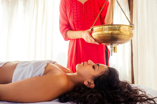 Ayurveda-Arzt bei der Diagnose